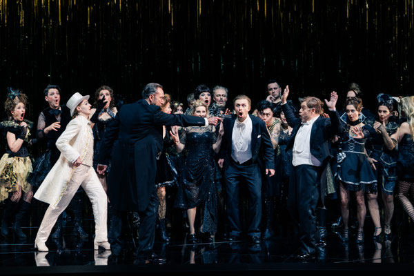 Florence Losseau (Prinz Orlofsky), Ks. Armin Kolarczyk (Dr. Falke), Cleo Röhlig (Ida), Martha Eason (Adele), Christian Noel Bauer (Frank), Ks. Matthias Wohlbrecht (Eisenstein), Badischer Staatsopernchor © Felix Grünschloß