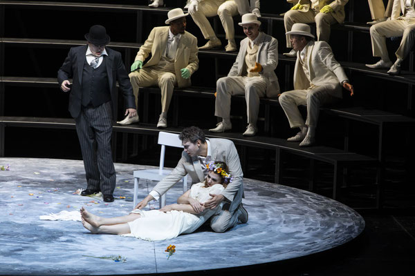 Florian Stern (Matěj Brouček), Alexey Sayapin (Sternfried), Hazel Neighbour (Etherea), Chor © Nurith Wagner-Strauss
