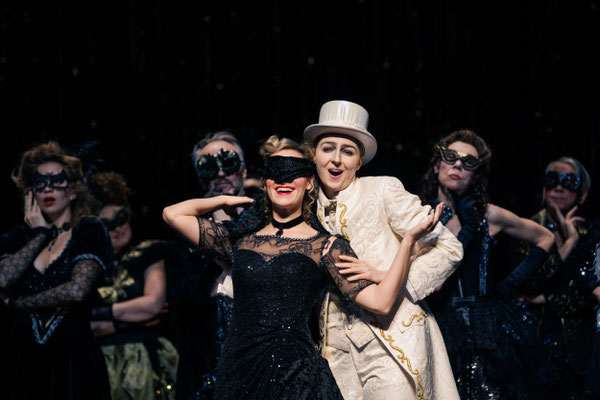 Cleo Röhlig (Ida), Martha Eason (Adele), Florence Losseau (Prinz Orlofsky), Badischer Staatsopernchor © Felix Grünschloß