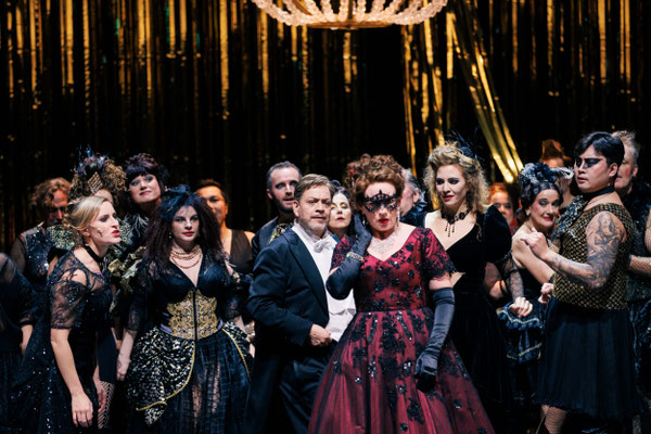  Martha Eason (Adele), Ks. Matthias Wohlbrecht (Eisenstein), Ks. Ina Schlingensiepen (Rosalinde), Cleo Röhlig (Ida), Badischer Staatsopernchor © Felix Grünschloß