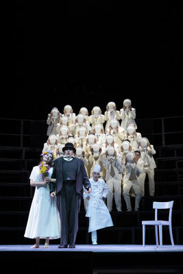 Hazel Neighbour (Etherea), Florian Stern (Matěj Brouček), Erwin Belakowitsch (Zauberlicht), Chor © Nurith Wagner-Strauss