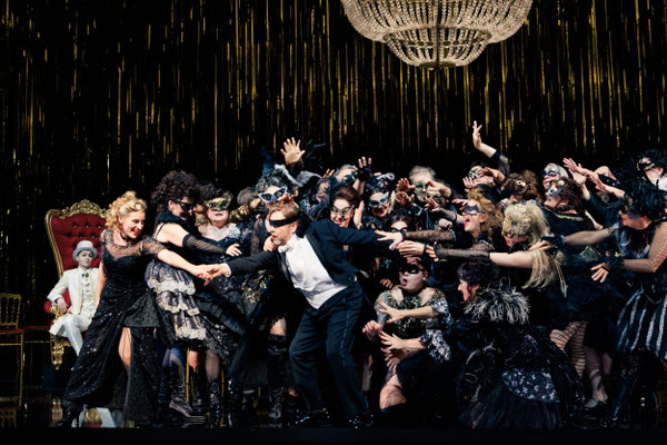 Florence Losseau (Prinz Orlofsky), Martha Eason (Adele), Ks. Matthias Wohlbrecht (Eisenstein), Cleo Röhlig (Ida), Badischer Staatsopernchor