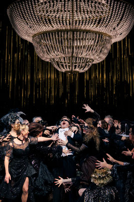  Martha Eason (Adele), Ks. Matthias Wohlbrecht (Eisenstein), Cleo Röhlig (Ida), Badischer Staatsopernchor
