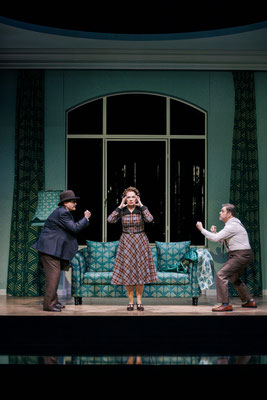 Christina Niessen (Dr. Blind), Ks. Ina Schlingensiepen (Rosalinde), Ks. Matthias Wohlbrecht (Eisenstein) © Felix Grünschloß