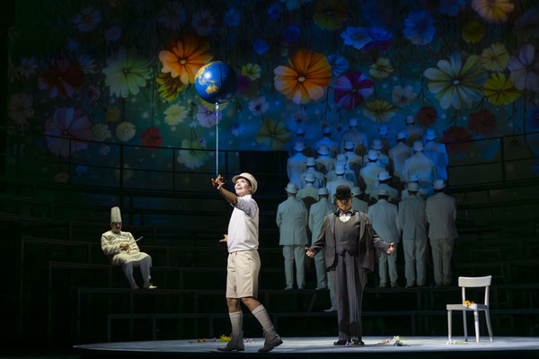 Alec Avedissian (Zauberlicht), Anastasia Lerman (Wunderkind), Florian Stern (Matěj Brouček), Chor © Nurith Wagner-Strauss