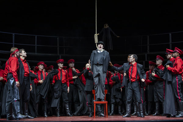 Erwin Belakowitsch (Schöffe), Alexey Sayapin (Peter), William Blake (Miroslav), Florian Stern (Matěj Brouček), Esewu Nobela (Vojta), Qi Wang (Vacek), Chor © Nurith Wagner-Strauss