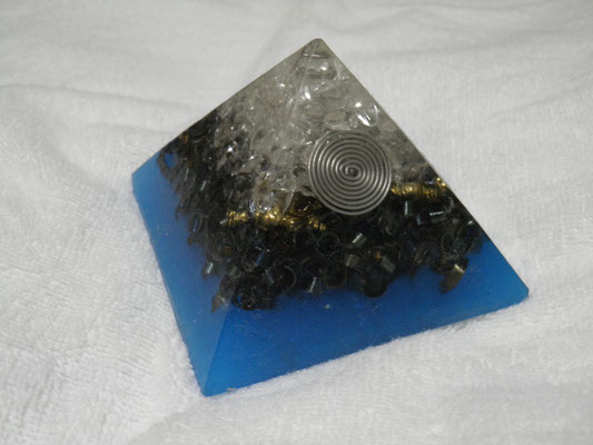 クフ王の黄金比のピラミッド型オルゴナイト　６５００円