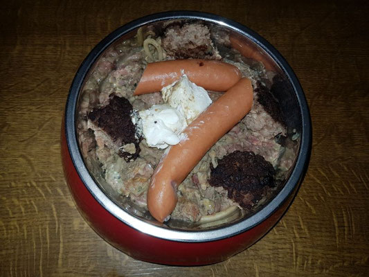 Mit Wienerle, Frikadelle und Frischkäse wird aus BARF ein Festmahl!