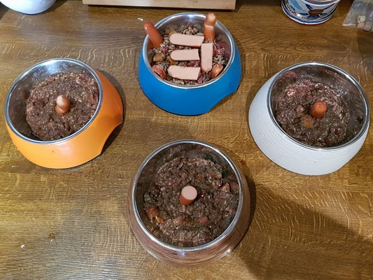 Frühstück für Mihu und seine "Gäste" Fiona, Lisha und Han-na