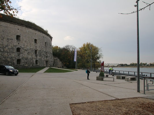 An der Donau hinter dem Fort