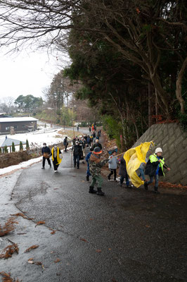 坂道をのぼるパレードの隊列