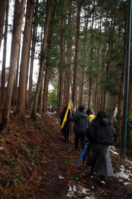 片平丁を進む一行