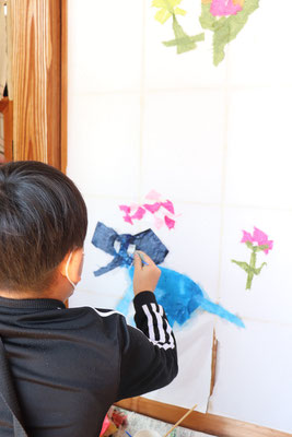 障子にもちぎり絵（イタズラ学校2025にて）