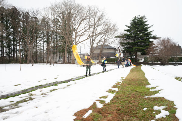 雪道を進む隊列