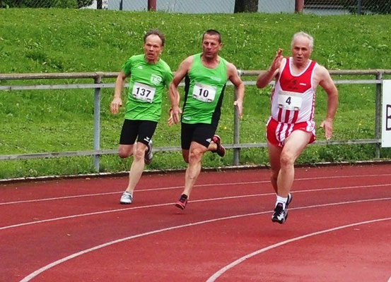 Theodor beim 200 m Lauf - knapp hinter Hr. Sewald vom FC Passau