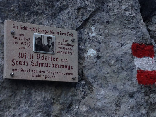 Kurz nach dieser Gedenktafel nach rechts (Steiglweg vom Gosausee kommend) abzweigen