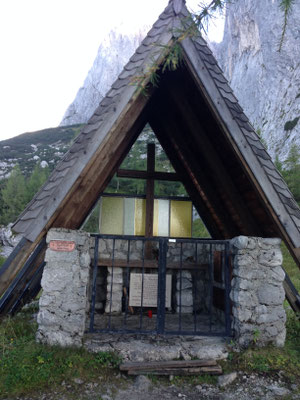 Nach gut  1 Stunde kommt man beim Bergsteigerdenkmal vorbei