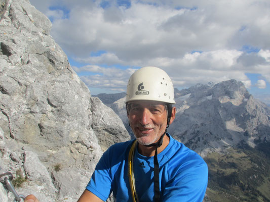 am Abseilstand der Route 'Spigolo Cento'; dahinter der Gosaugletscher