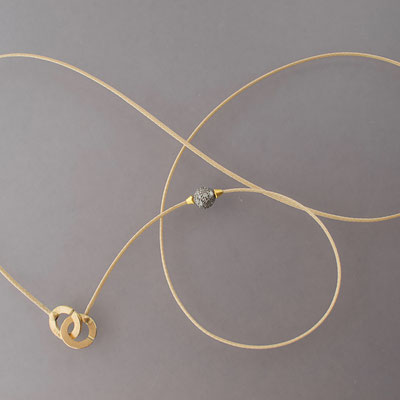 Collier, Silberkugel mit Diamanten, 23kt und 18kt Gold, Polyesterfaden