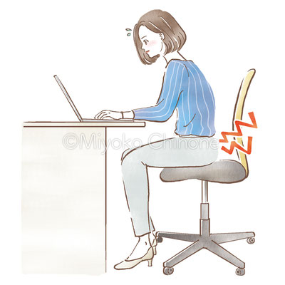 デスクワークで腰痛に悩む女性のイラスト