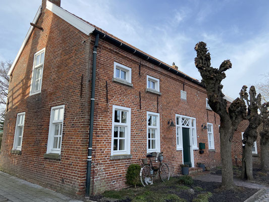 Das historische Müllerhaus. Der Wohntrakt: Immer noch (gerne) bewohnt. Die Scheune ist heute Museumsraum.