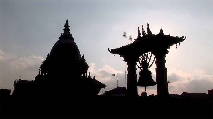 Temple et cloche. Bhaktapur. © Patrick Kersalé 2009-2024.