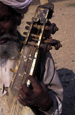 Manche de la vièle kamayacha. Jaisalmer. Oct. 1996. © P. Kersalé 1996-2024.
