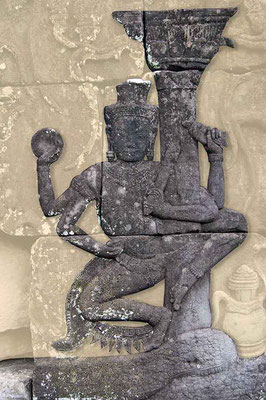 Vishnu tenant une conque dextrogyre. L’apex fermé ne permet pas de voir le sens de l’enroulement. En revanche la columelle continue à la base du pouce, confirmant le sens de l’enroulement. Bayon, galerie int. ouest, aile nord.. © P. Kersalé 2014-2024.