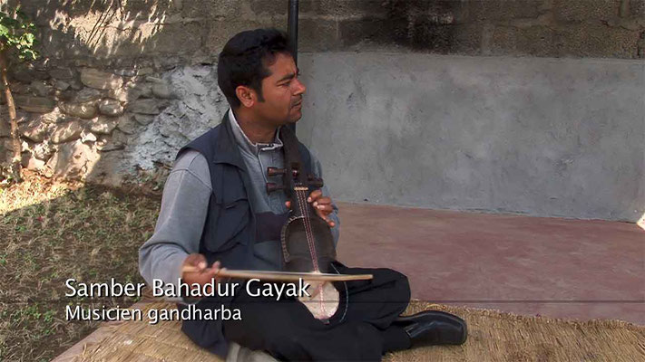 Samber Bahadur Gayak. Musicien professionnel avec sa vièle sarangi. © Patrick Kersalé 2009-2024.