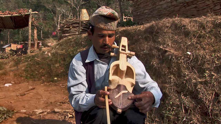 Luthier, facteur de vièles sarangi. © Patrick Kersalé 2009-2024.