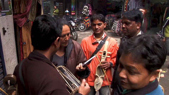 Gandharbas en négociation dans les rues de Thamel. © Patrick Kersalé 2009-2024.