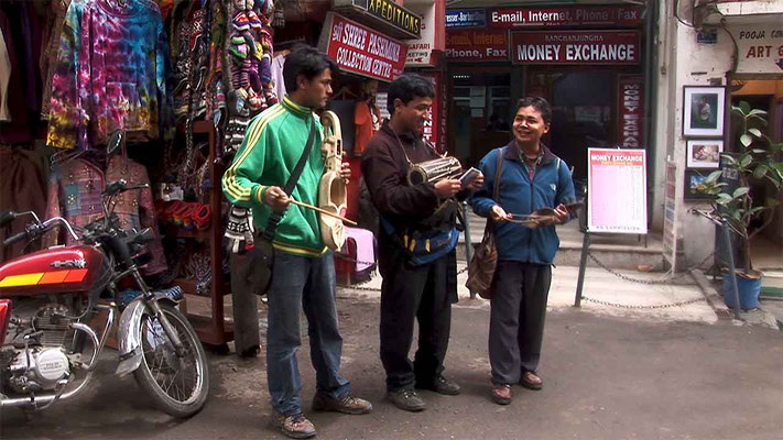 Musiciens Gandharbas dans les rue de Thamel. © Patrick Kersalé 2009-2024.