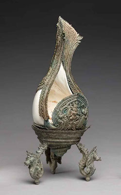 Conque à ondoiement faite d'un coquillage et d'une monture de bronze décorée de la divinité Hevajra sur support. Période angkorienne.