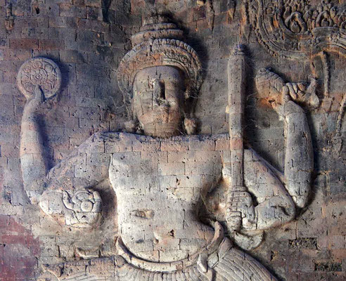 Vishnu tenant une conque sénestrogyre. On voit clairement le début de l’enroulement au niveau de l’apex et la fin de la columelle près du pouce. Prasat Kravan. 921 A.D. © P. Kersalé 2009-2024.