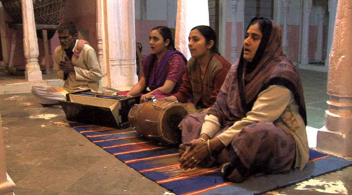 Orchestre de femmes jouant le bhajan. © Patrick Kersalé 2008-2024.