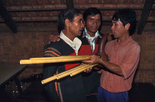 Orgue à bouche đing nam joué par un homme de l'ethnie êdê. © P. Kersalé 1997-2024.