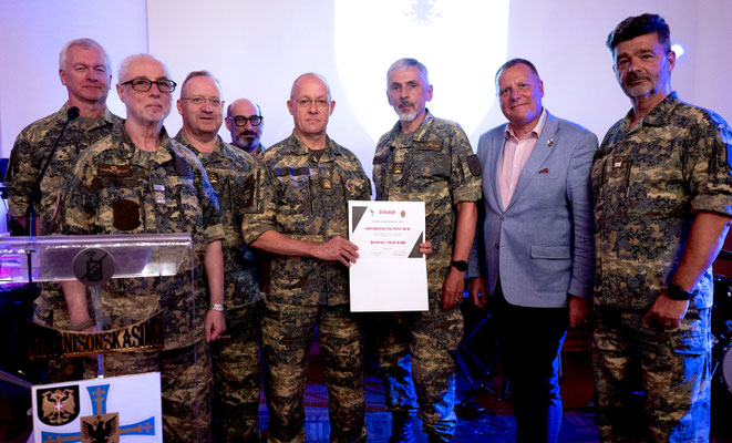 Generalleutnant Martin Dorfer wurde mit der protokollarisch zweithöchsten Auszeichnung der Hoch- und Deutschmeister gewürdigt – v.l.n.r. Deutschmeister-Vizepräsident Mjr Peter Scherbaum, Oberstabswachtmeister Karl Schell, Deutschmeister-Generalsekretär Ob