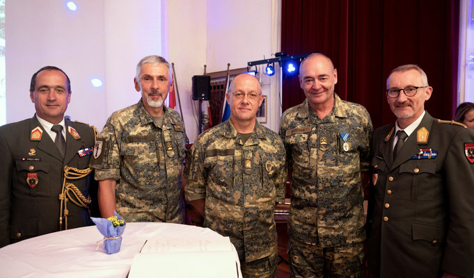 Hohe Ehrungen am Deutschmeister-BBQ: Generalleutnant Martin Dorfer (M.) erhielt die protokollarisch zweithöchste Ehrung der „Hoch- und Deutschmeister“ – (v.l.n.r) Gardekommandant Oberst Georg Frischeis, Bataillonskommandant Oberst Stefan Koroknai, General