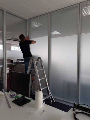 Beklebung von Sichtschutzfolie in Büroräume