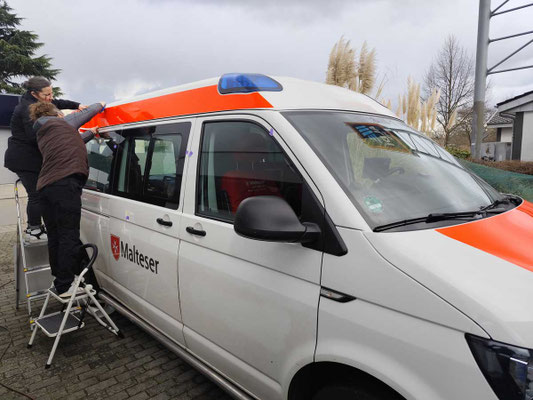 Beschriftung eines Rettungswagens