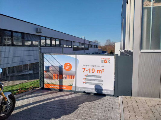 Werbebanner im Außenbereich