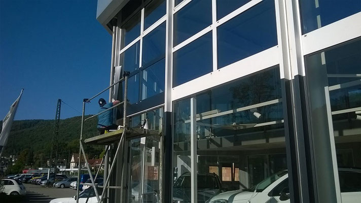 Folienbeschichtung der Fensterrahmen an einem Autohaus