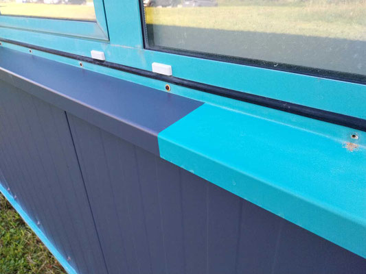 Detailansicht einer folierten Fensterrahmenfläche