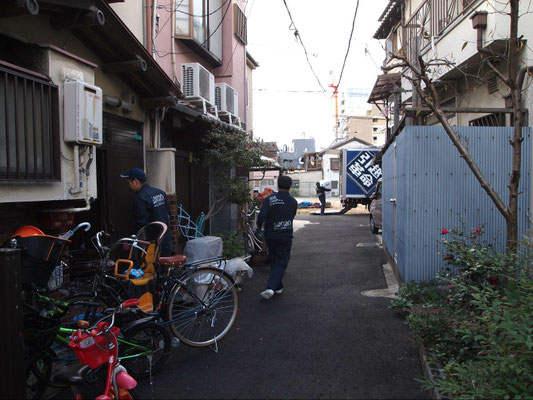 引越し元の建物から荷物を運び出す姿