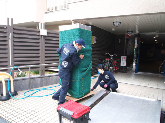 冷蔵庫を台車に載せる作業