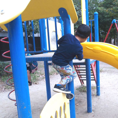 子供を公園で遊ばせる「ゆかさん」