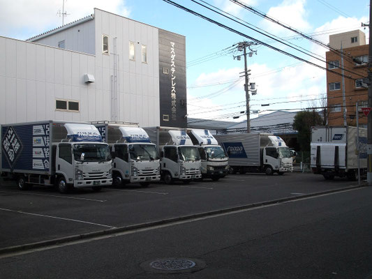 引越革命のトラックが並ぶ駐車場