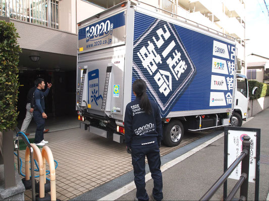 引越し先の集合住宅に到着したトラック