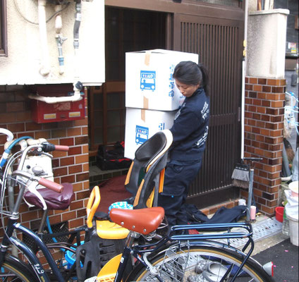 ダンボールを運びだす 「ももよ」さん