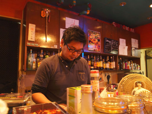ダイニングバー・シロクマの店内